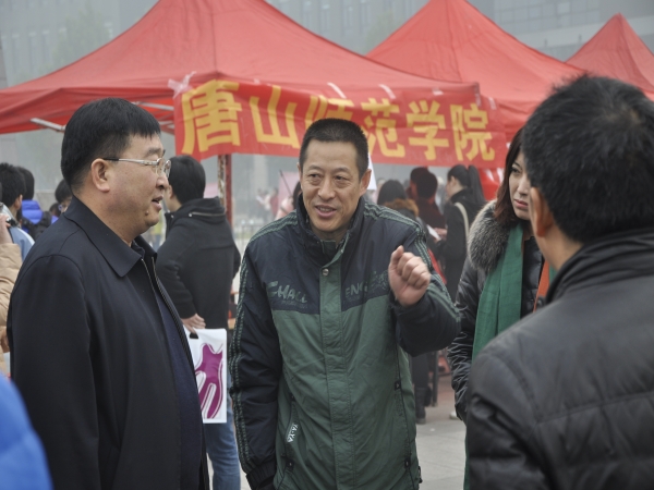 w88win官网师生踊跃参加河北师范大学2014届毕业生供需洽谈会