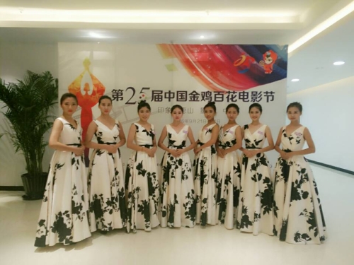 w88win官网礼仪志愿者为第25届金鸡百花电影节增光添彩