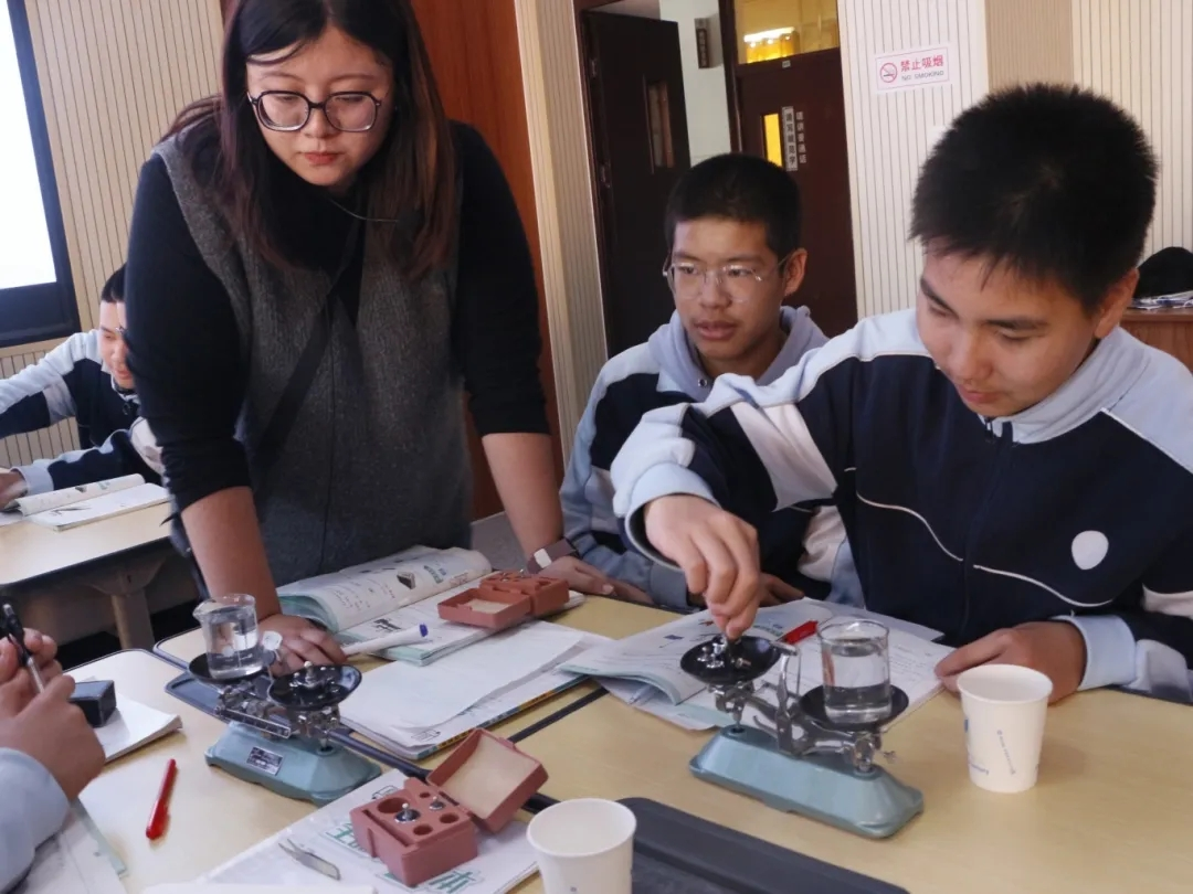 ​良师导航，同栽栋梁之才——w88win官网物理科学与技术学院2022级物理学学生前往唐山市二十七中进行教育见习