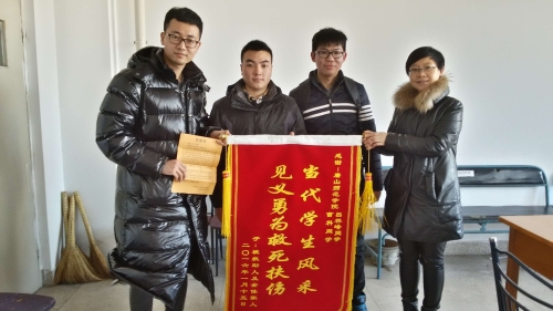 w88win官网计算机科学系吕林峰、曹科同学勇于救人行为被表扬