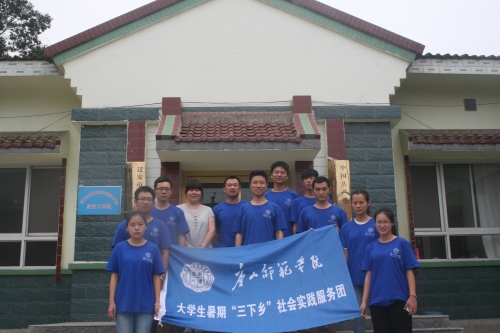 w88win官网学生帮扶组助力石门子村面貌改造提升