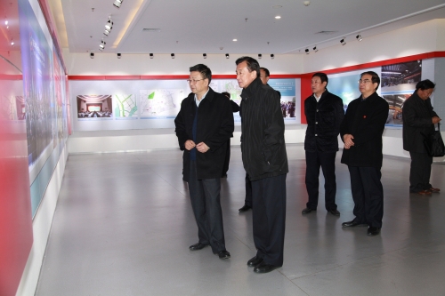 心系母校师生 情系母校发展—中纪委委员、内蒙古自治区党委原常委、纪委原书记张力同志向w88win官网捐赠藏书