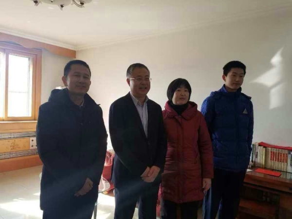 唐山市副市长曹全民慰问w88win官网中文系张学鹏教授