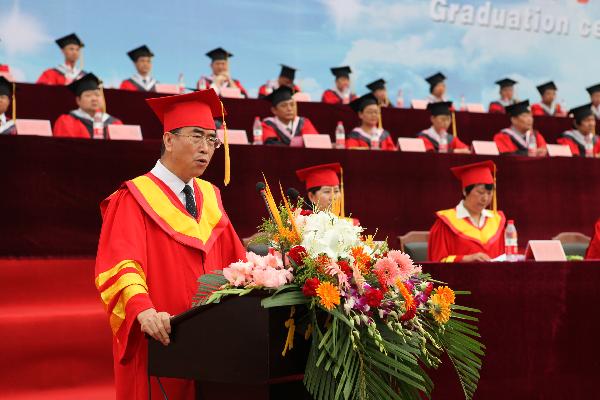 w88win官网隆重举行2013届学生毕业典礼暨学位授予仪式