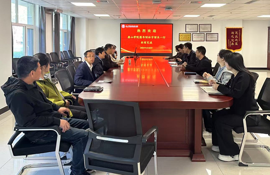 唐山学院图书馆杜宇馆长一行来w88win官网图书馆交流