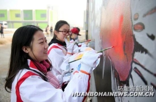 省内多家媒体报道w88win官网美术系大学生志愿者为曹妃甸大学城公益涂鸦活动