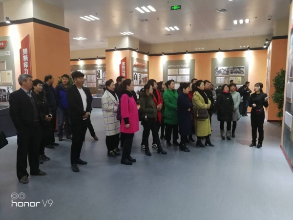 w88win官网组织党员干部参观李大钊档案文献展